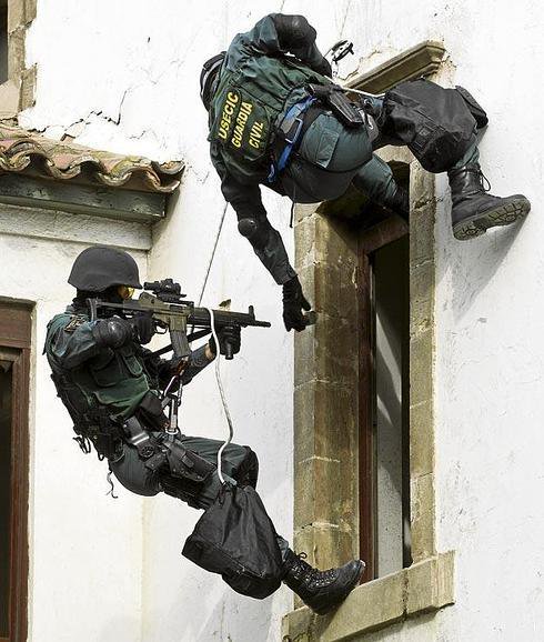 Guardias civiles en acción